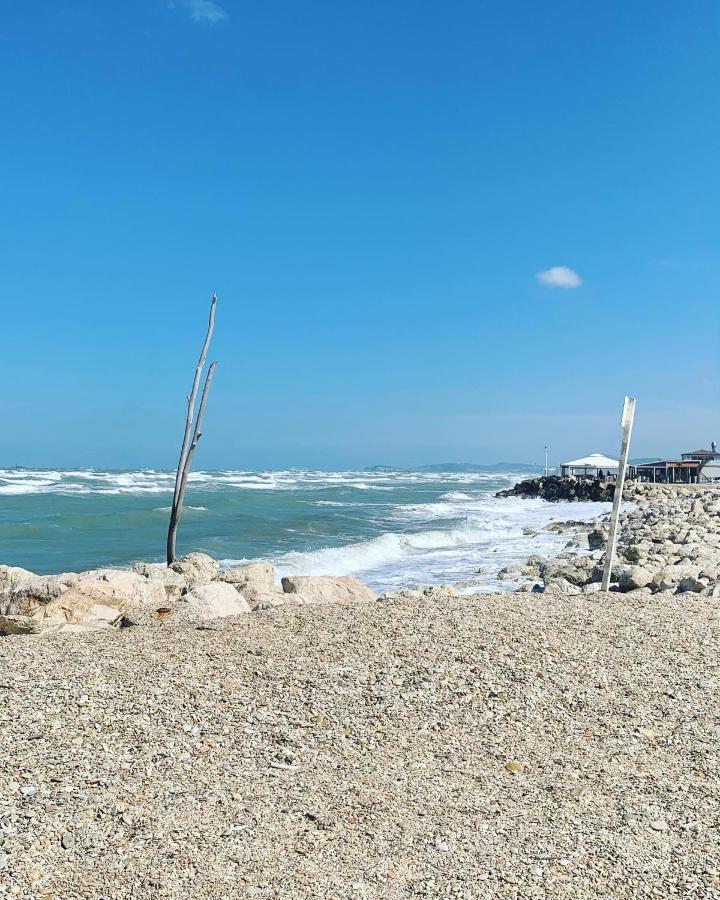 Brezza Affittacamere Montemarciano Bagian luar foto